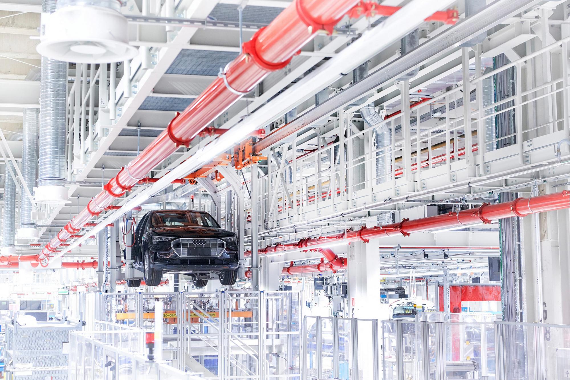 Audi Smart Plant: ρομπότ που ακολουθούν τον προϊστάμενο και έξυπνα ράφια.
